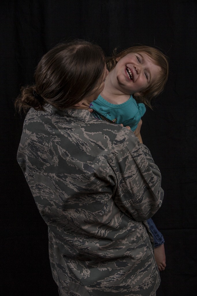 Female_Soldier_with_Child-10.08.15-40259